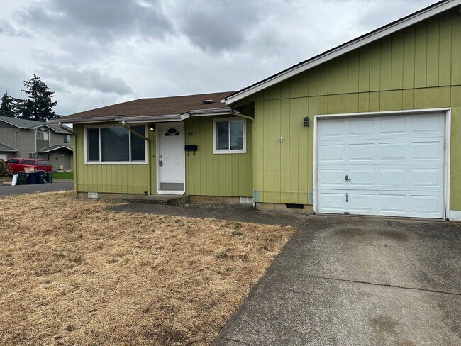 Foto del edificio - Freshly updated 2 bedroom 1 bathroom duplex with garage!