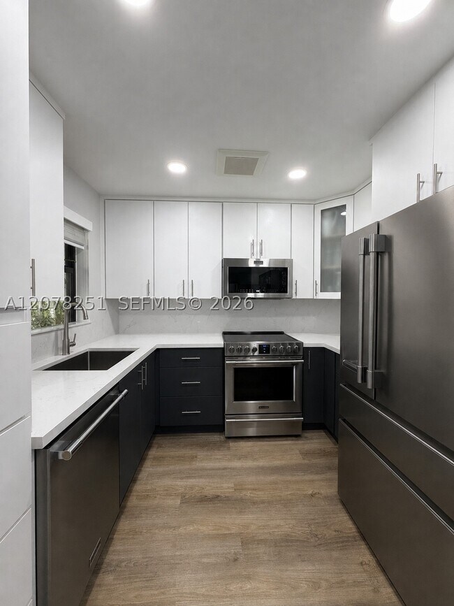 Building Photo - 3295 Cocoplum Cir