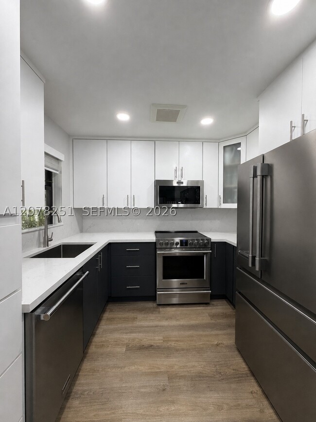 Building Photo - 3295 Cocoplum Cir