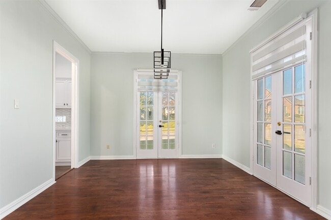 Building Photo - 2000 Le Mans Dr