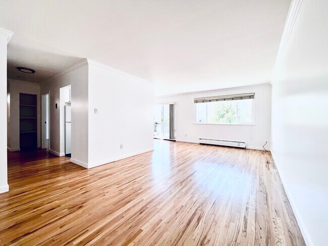 Building Photo - Peaceful Living in Willingdon Heights