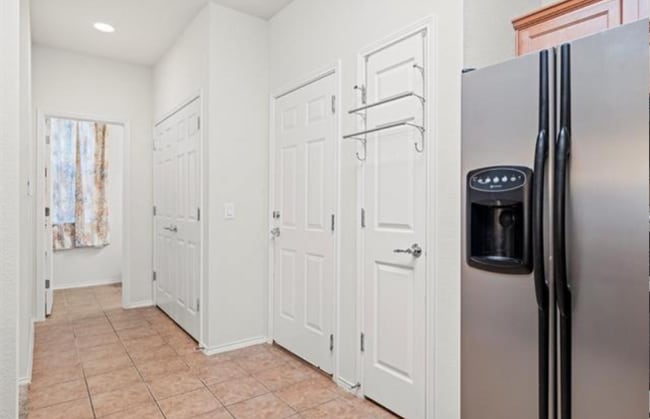 Building Photo - 2725 Hyde Park Dr