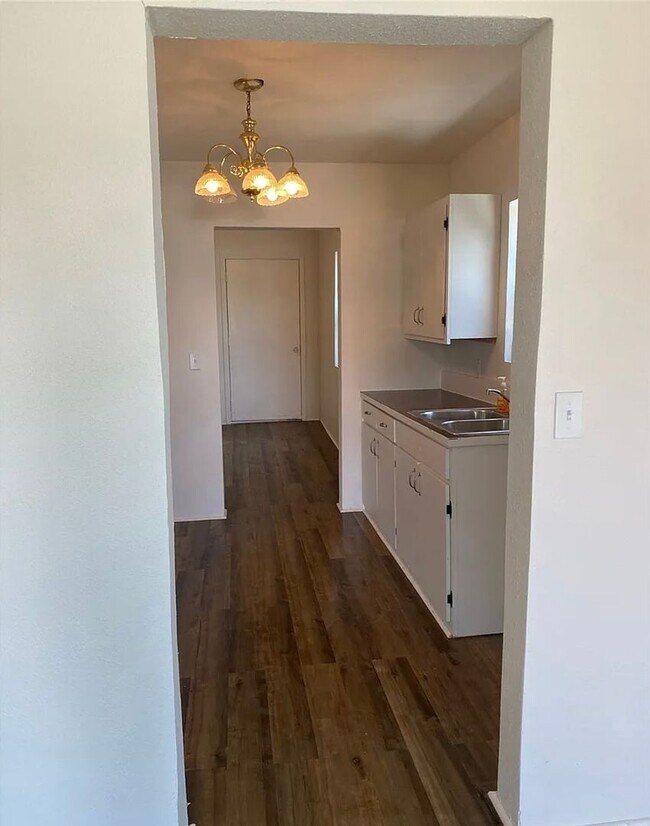 Building Photo - 2 Bed/ 1 Bathroom