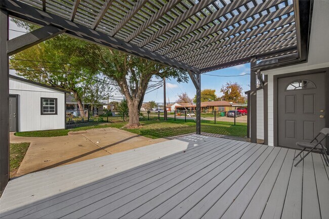 Foto del edificio - 3527 La Retama Dr