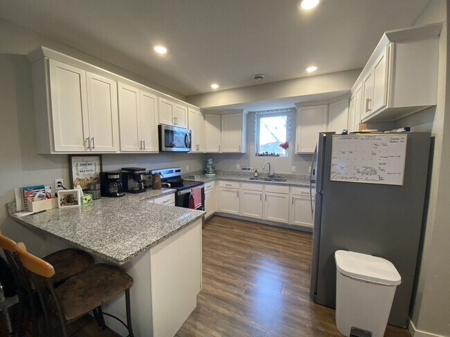 Foto del edificio - *Available March 1. Prime Location Giant f...