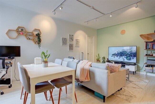 Foto del edificio - 167-10 Crocheron Ave