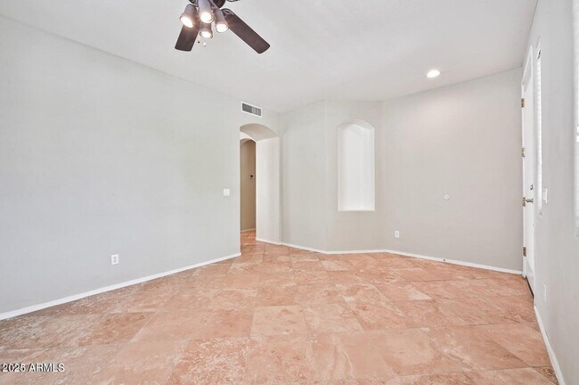 Foto del edificio - 2614 E Fremont Rd