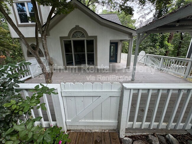 Building Photo - 3025 Lakeside Dr