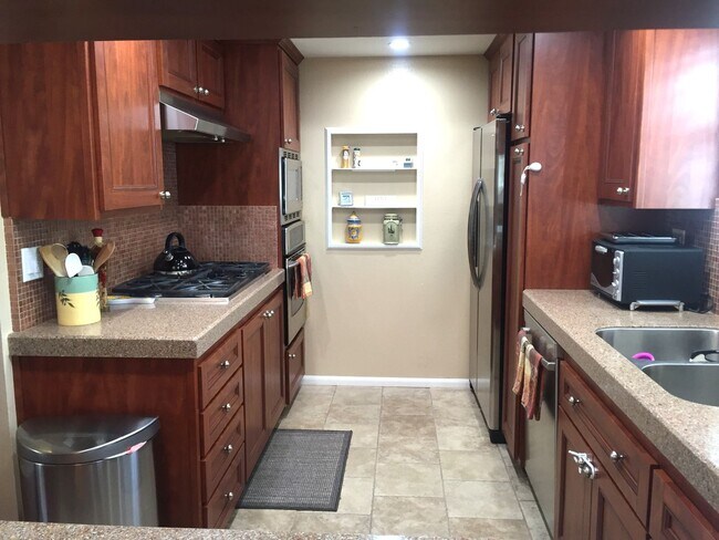 Foto del edificio - Completely Updated Golden Hills 3 Bdrm Plu...