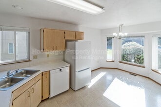 Building Photo - 1605 E 33rd Ave