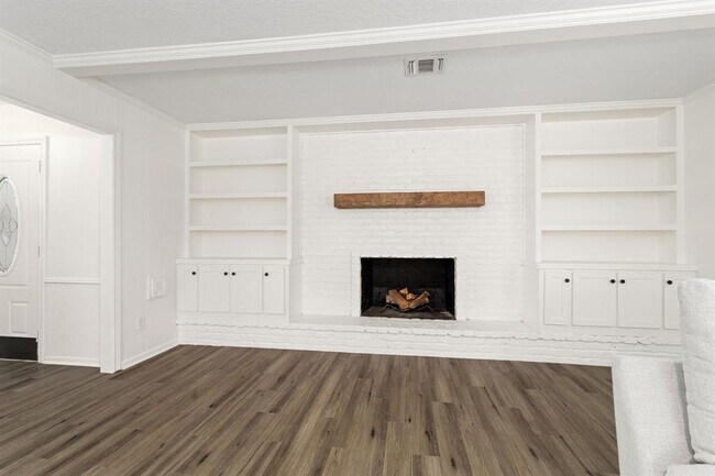 Building Photo - 114 Lakeway St