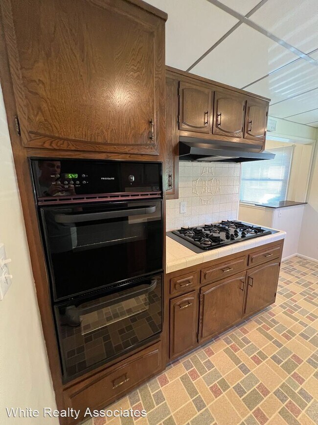 Building Photo - 3 br, 1 bath House - 5943 Greentop St.