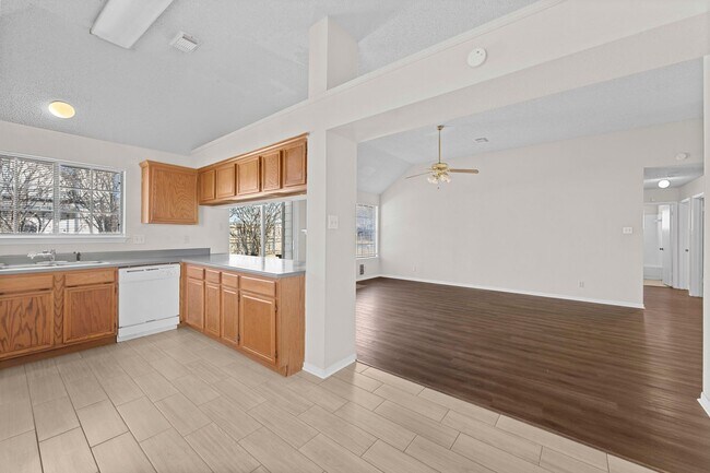 Foto del edificio - AVAILABLE NOW!