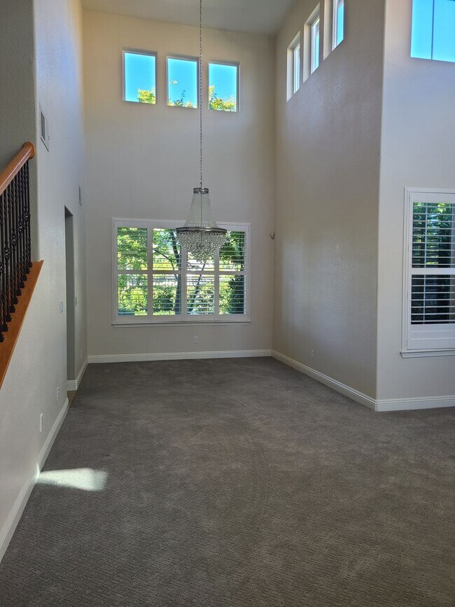 Foto del edificio - 4 Bdrm, 3 Bath on Empire Ranch Golf Course