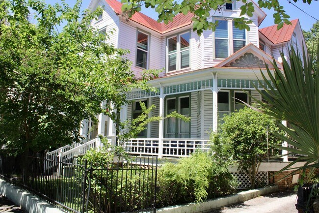 Building Photo - 2 bed / 1.5 bath on Rutledge St.