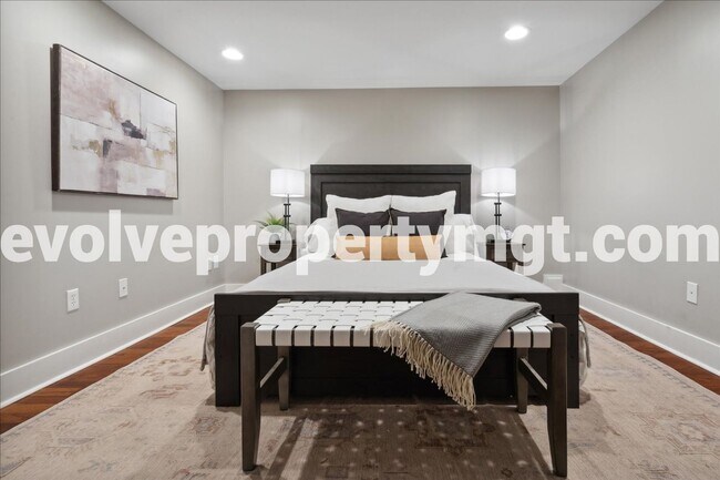 Building Photo - Downtown Living at Its Finest – Spacious 2...