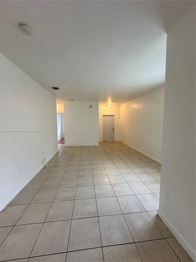 Foto del edificio - 2731 NE 3rd Dr