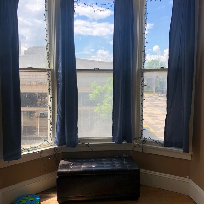 Building Photo - 544 N Main St