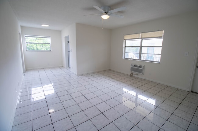 Living Room - 2537 Lincoln St
