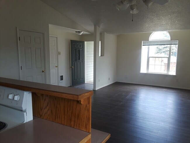 Foto del edificio - Adorable duplex in Prineville - all new in...