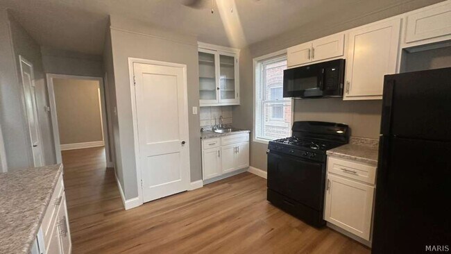 Foto del edificio - 5042 Pernod Ave