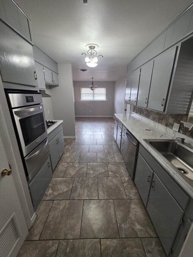 Building Photo - 3 bed 2 bath home with 2 car garage!