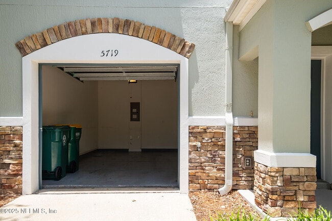 Building Photo - 5719 Parkstone Crossing Dr