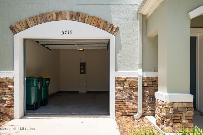 Foto del edificio - 5719 Parkstone Crossing Dr