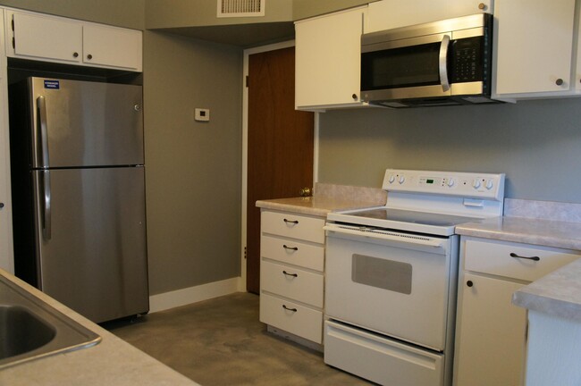 Building Photo - 1400 W Geneva Dr
