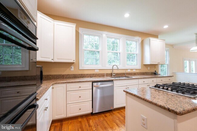 Building Photo - 7400 Spencer Ct
