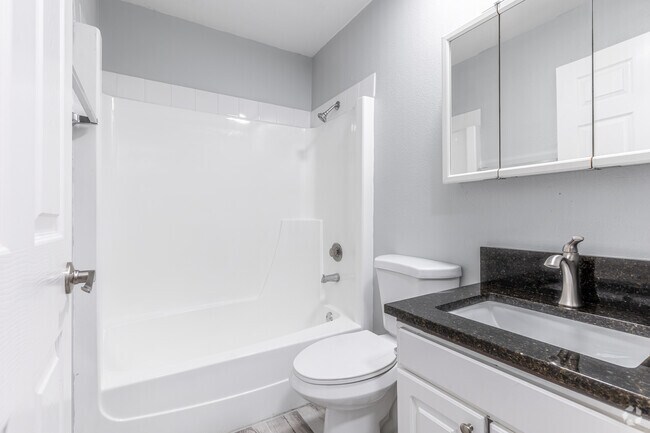 2BR, 1,5 BA - 905SF - Baño 1 - Capitol Gardens