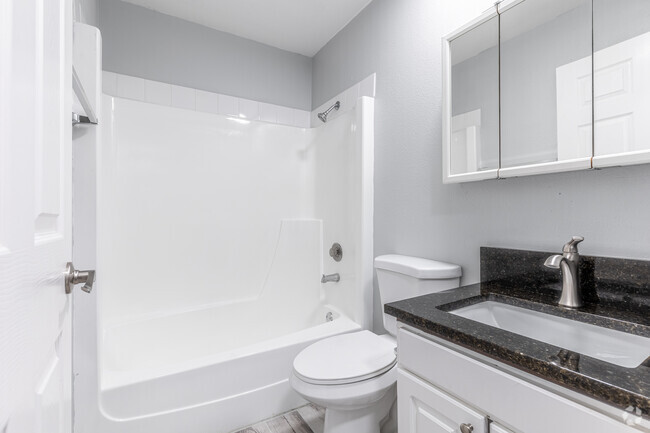 2BR, 1.5BA - 905SF - Bathroom 1 - Capitol Gardens