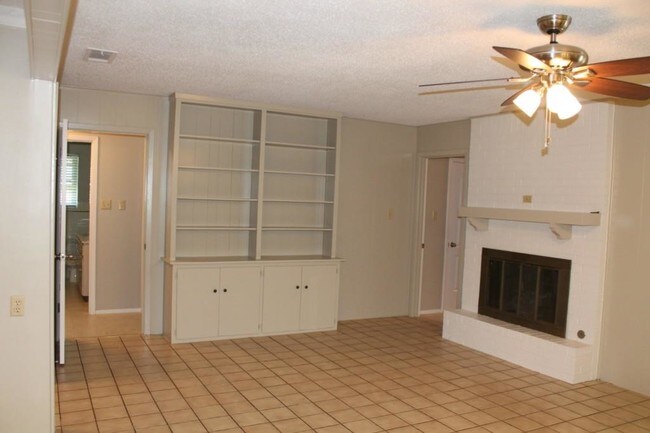 Building Photo - 2905 McElroy Dr