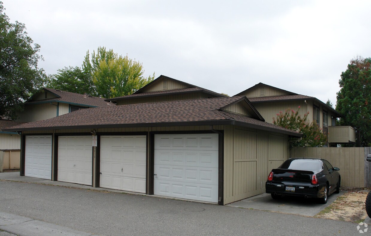 Building Photo - 6450 Country Club Dr
