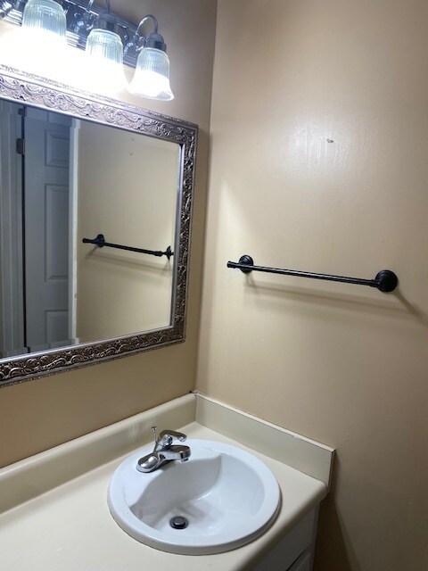 Guest Bath - 803 Tuxworth Cir