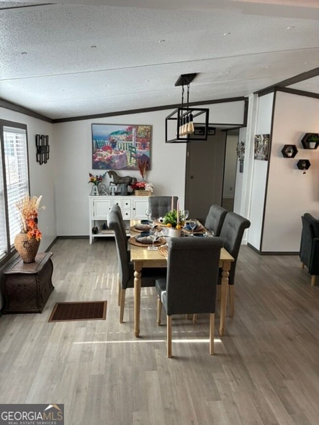 Building Photo - 215 Lynn Dr