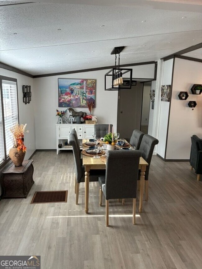 Foto del edificio - 215 Lynn Dr