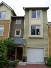 Building Photo - 366 NW Pebble Ln