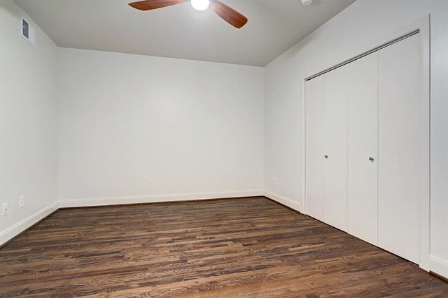 Building Photo - 1005 S Shepherd Dr