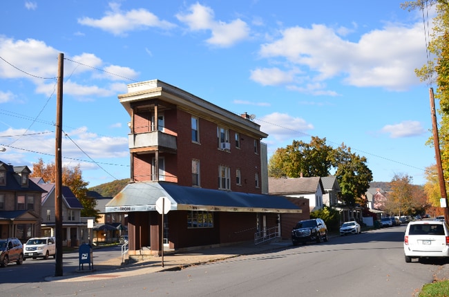 Building Photo - 901 Hepburn St