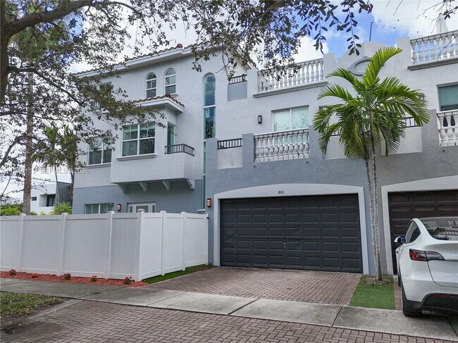 Foto del edificio - 601 NE 11th St