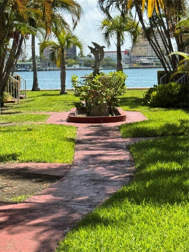 Foto del edificio - 2160 Bay Dr