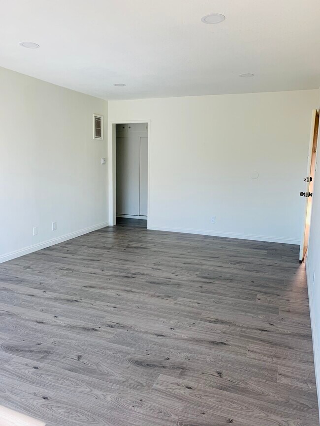 Building Photo - 321 S Harvard Blvd