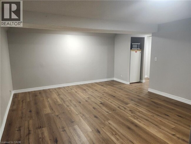 Building Photo - 197B CEDARVALE Crescent Unit# Lower