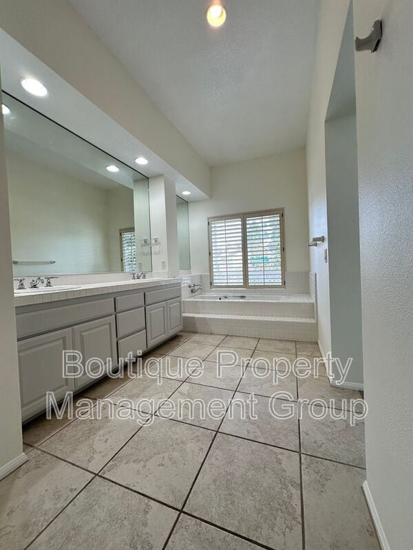 Building Photo - 34 Lakefront