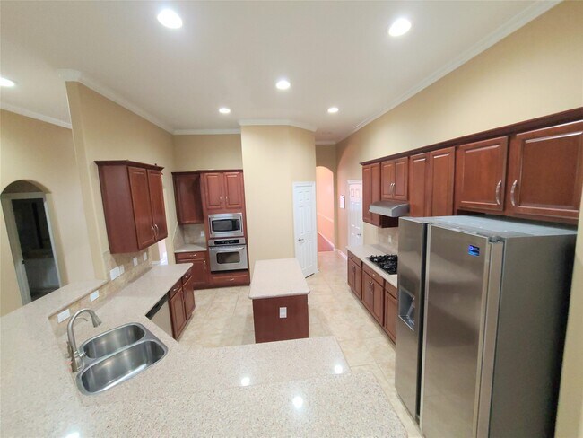 Foto del edificio - 7015 Pinefern Ln