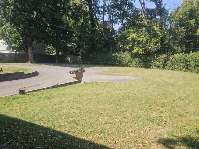 Foto del edificio - 2502 Woodlawn Dr