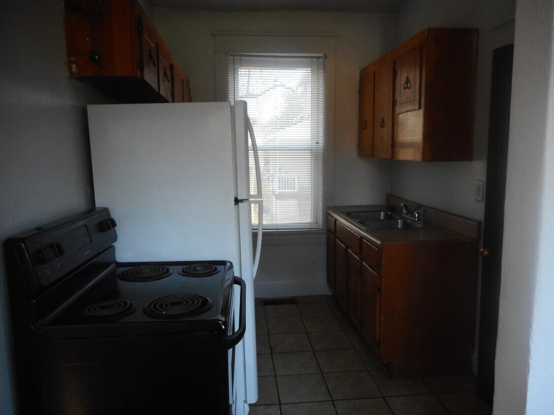 Building Photo - Spacious Upstairs Apartment in a Convenien...