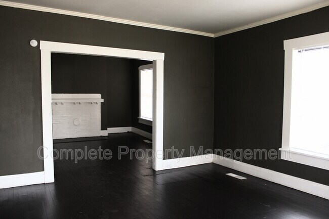 Building Photo - 921 4th Ave W