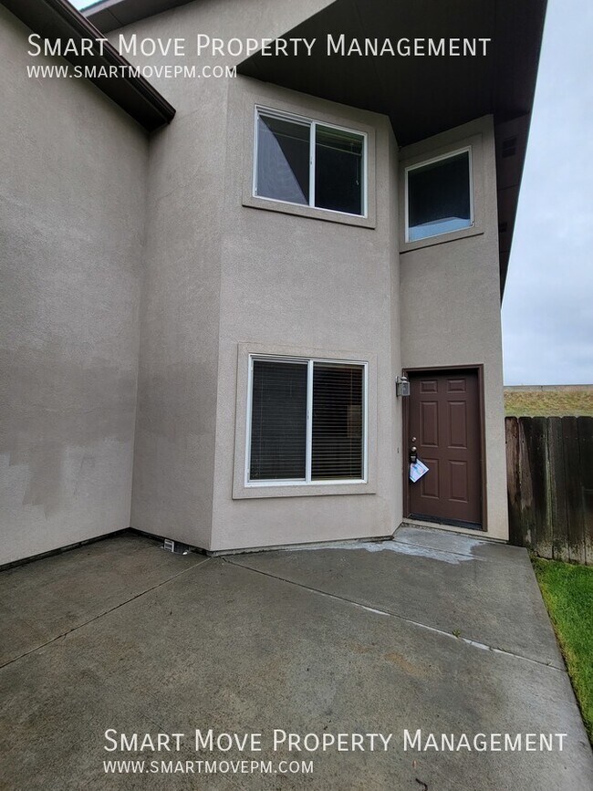 Building Photo - Spacious Three Bedroom Close to Shopping